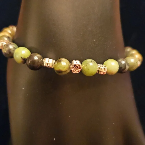 Elegant Green Beaded Bracelet - Picture 1 of 1
